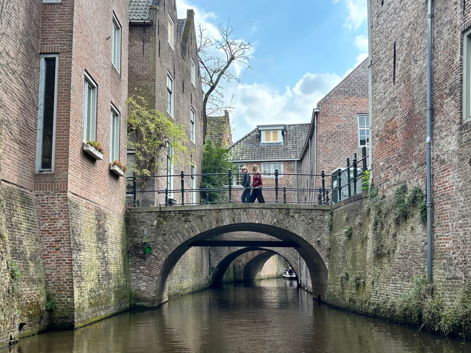 De Binnendieze in Den Bosch, waar het water onder de oude bebouwing door loopt.