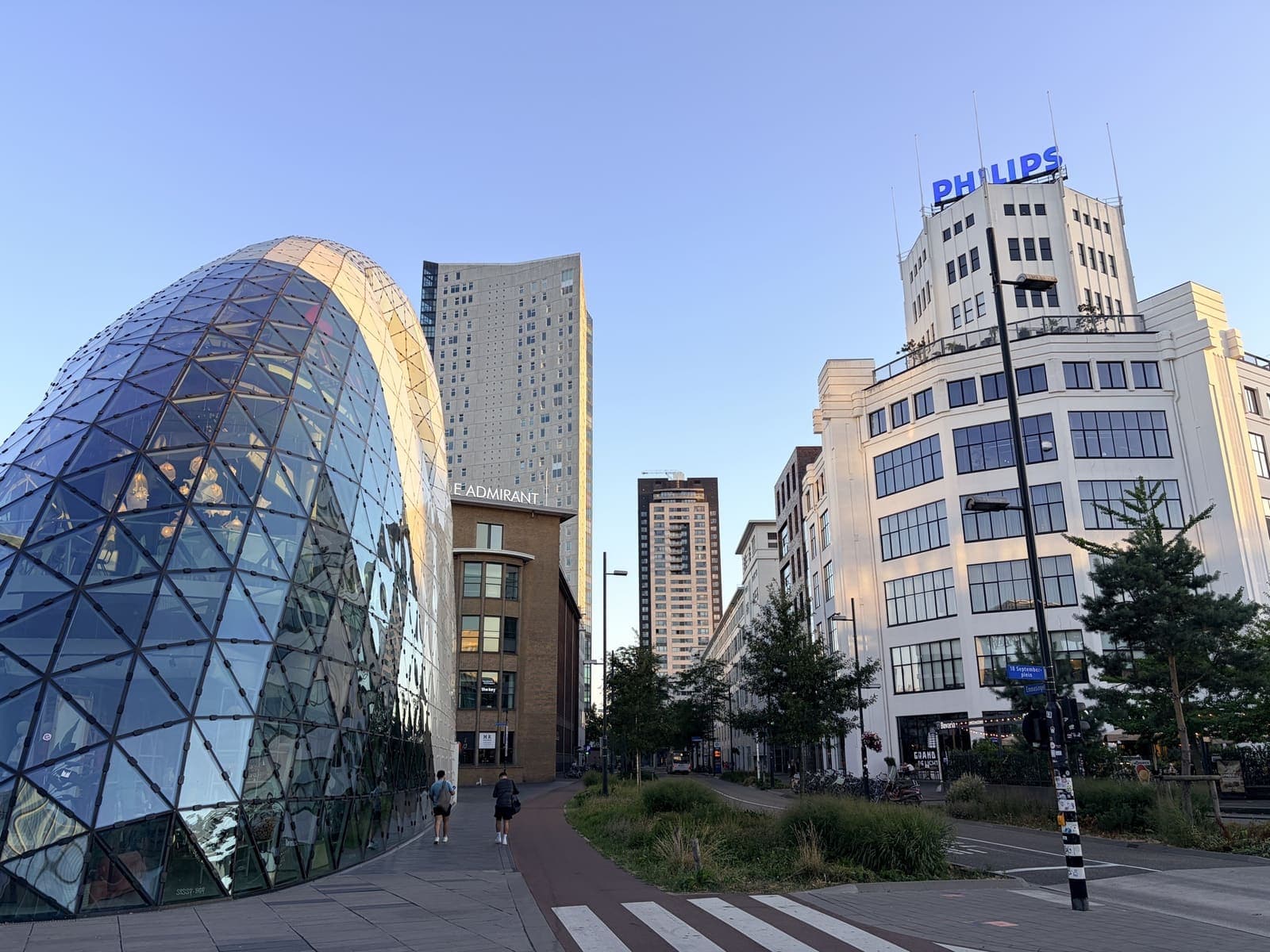 Het 18 Septemberplein in Eindhoven met de Blob en de Lichttoren