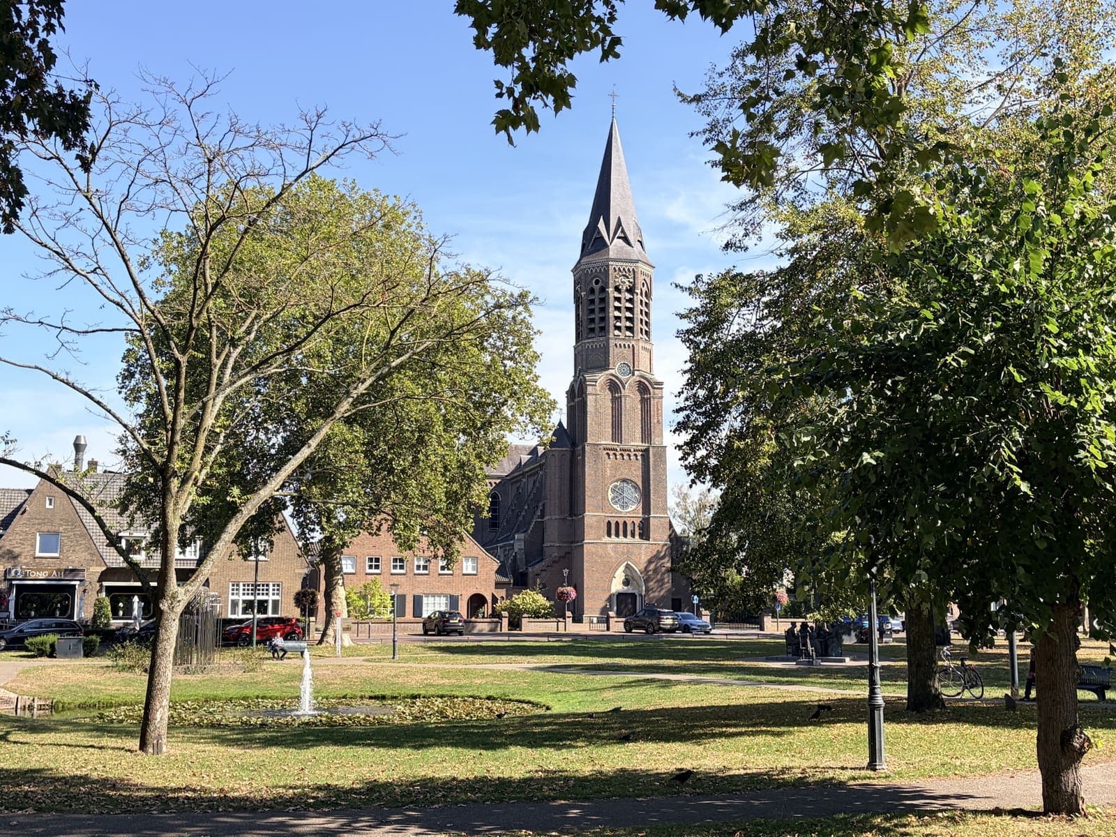 Het Park in Nuenen met de toren van de Clemenskerk erachter