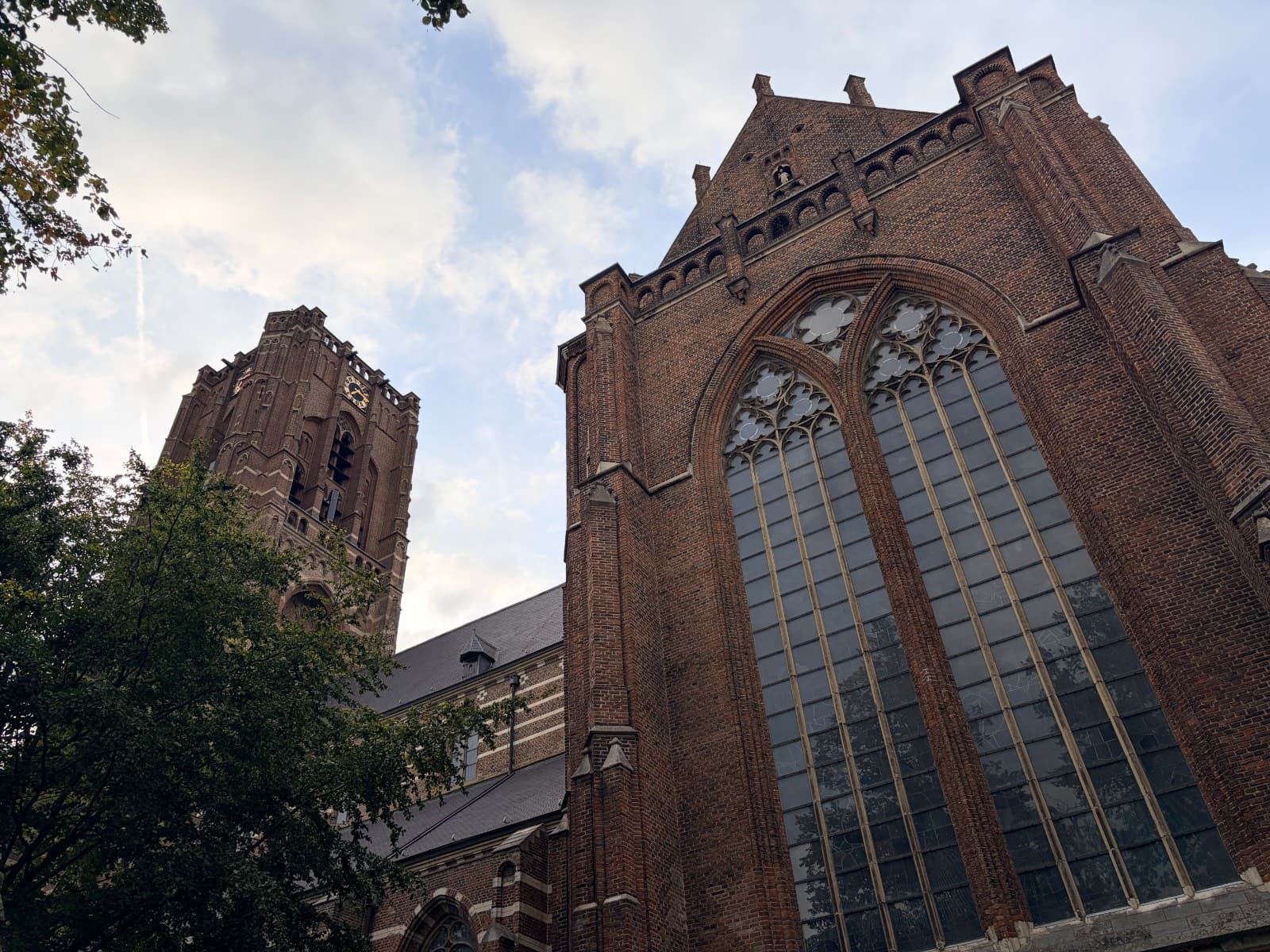 Het grote koorraam van de Sint-Petrusbasiliek, met de toren erachter