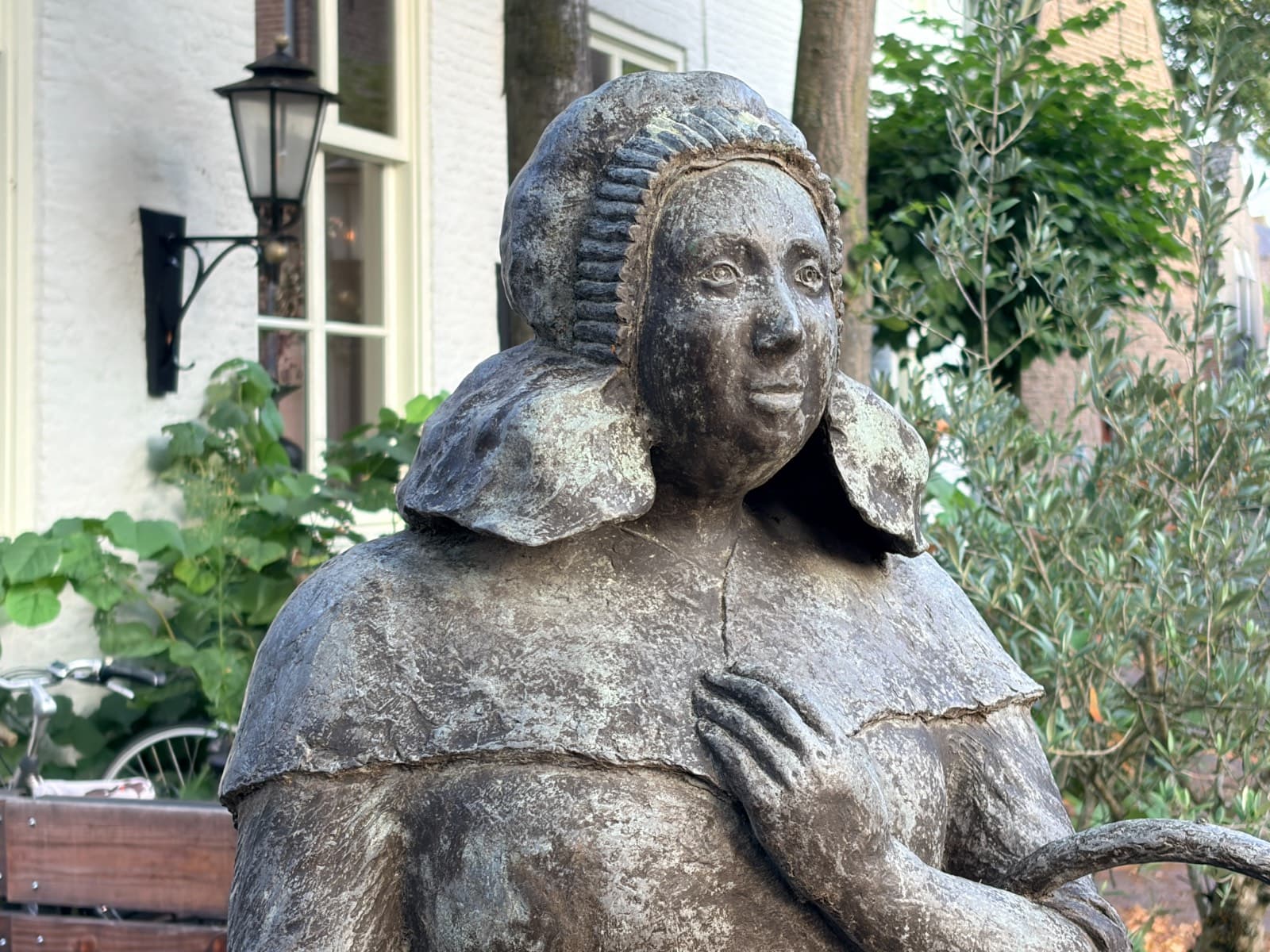 Het bronzen beeld van de Oirschotse Mie op de Markt