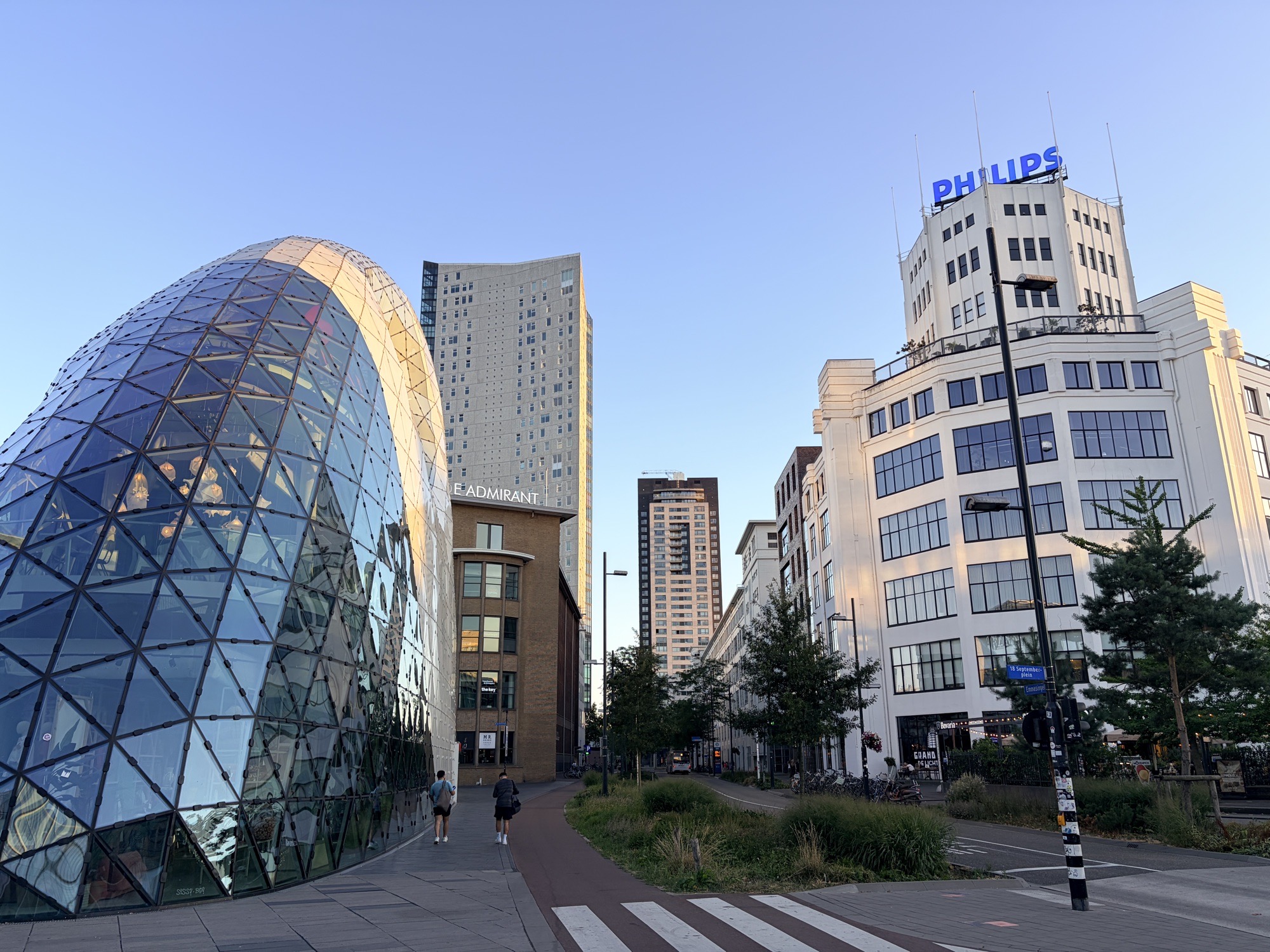 Het 18 Septemberplein in Eindhoven met de Blob en de Lichttoren