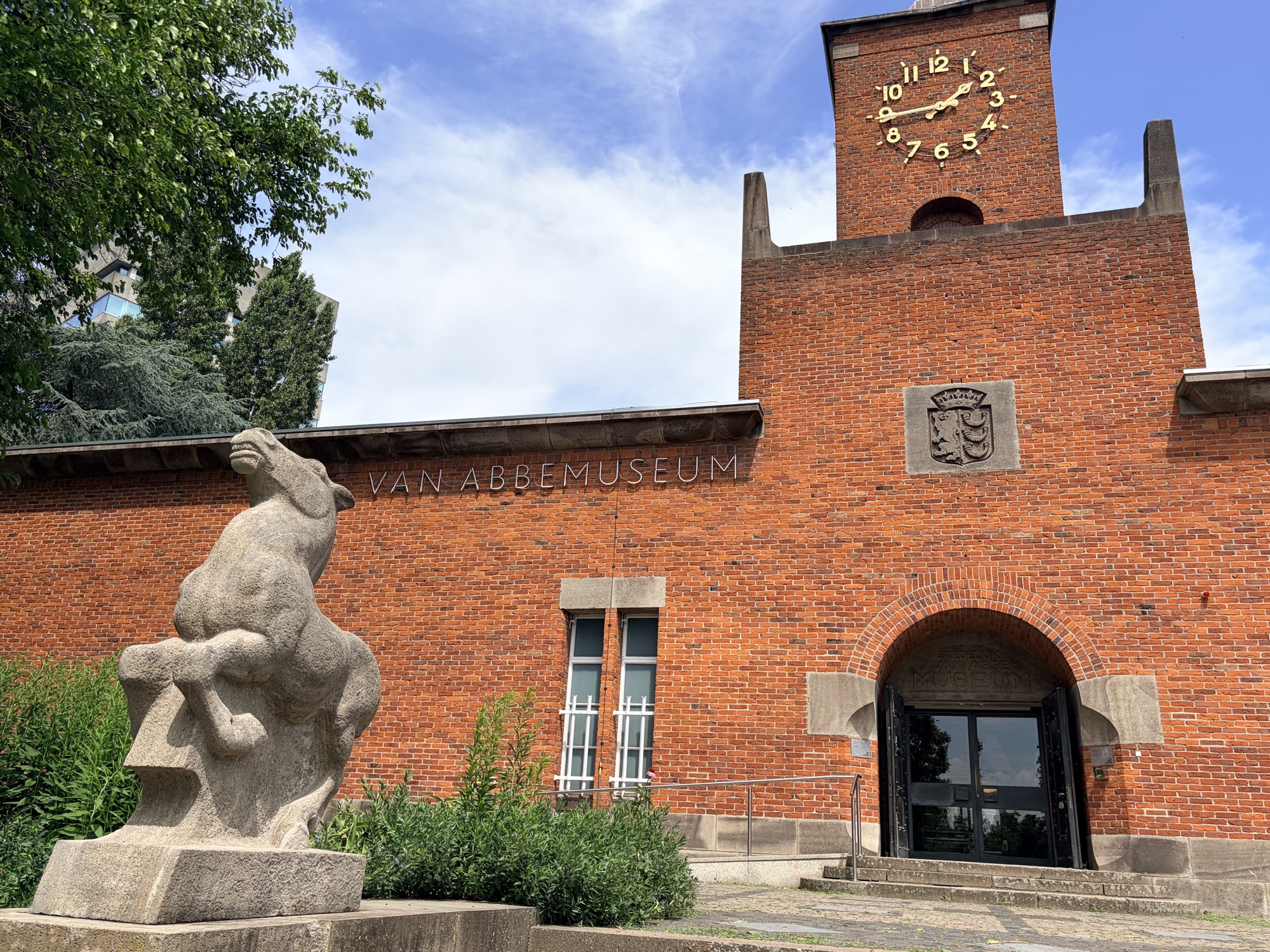 Het Van Abbemuseum met de klokkentoren en het beeld ervoor