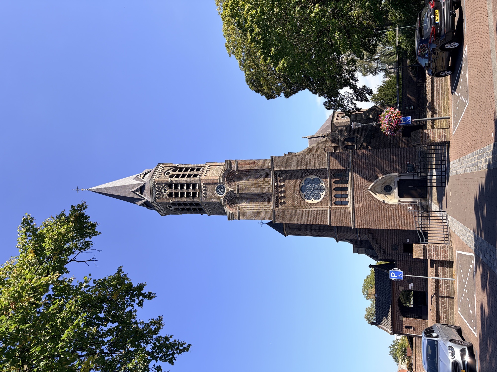 De bakstenen Clemenskerk in Nuenen met zijn hoge spitse toren